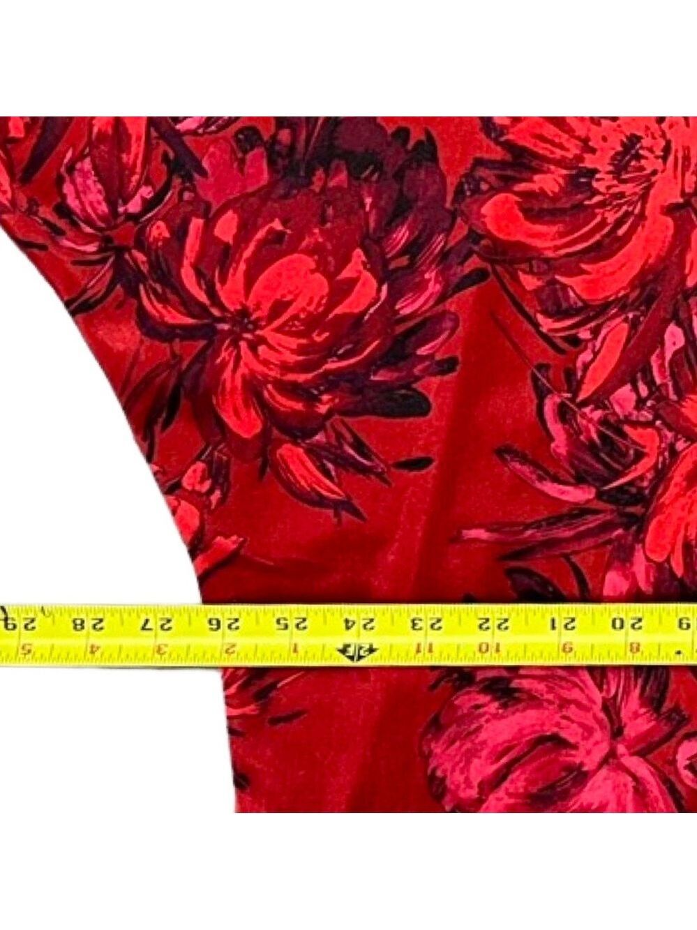 🎩🗝️ NWT $69 Slim Factor Red Floral Top - Runs Large - Picture 6 of 7